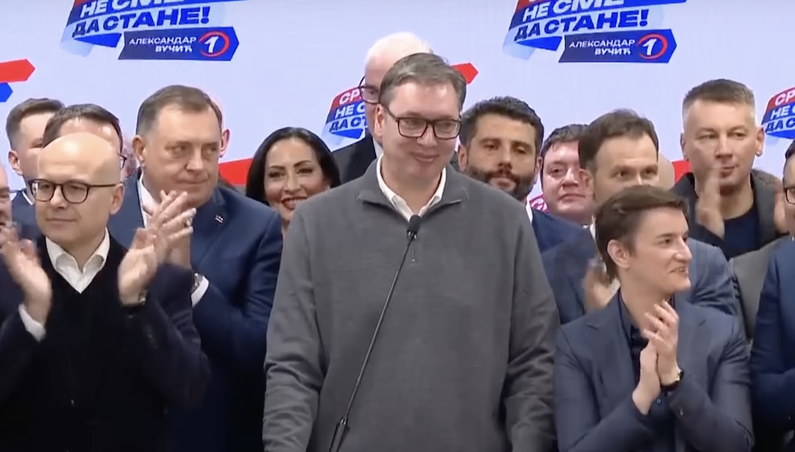 vucic-proglasava-pobedu.jpg
